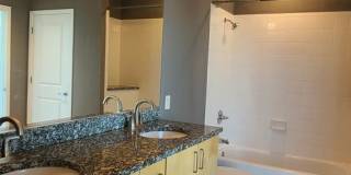 Modern Corner Unit 1BR Condo in Midtown with Skyline Views Gallery 8