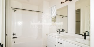 Stunning 4 Bed/3 Bath SW Bakersfield Home w/ Paid Solar and $0 Deposit Option Gallery 11