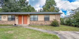 CUTE 2/1 w/ Huge Yard, Open Kitchen w/ Bar, Updated Shower, Newer Flooring/Paint! $1075 /month Avail Now! Gallery 1