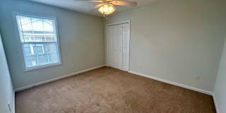 Conveniently Located Duplex! Gallery 9