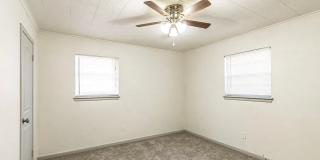 Centrally Located 3 bedroom 2 bathroom house! Gallery 31