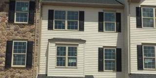 3 Bedroom Townhome with Garage! Gallery 1