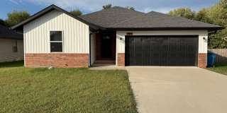 Comfy 3-bedroom, 2-bath home Gallery 1