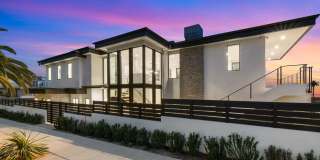 Coastal Luxury Living Steps from Moonlight Beach Gallery 1