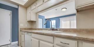 Bright End-Unit Townhome Across from Edmonds College Gallery 9