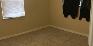 Nice 4-2 House with Central AC & Backyard Gallery 13