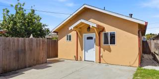 Adorable 2BR Property with Yard Gallery 1