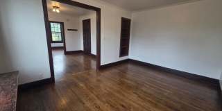 2 Bedroom, 1 Bathroom in Historical Woodland Avenue building! Gallery 17
