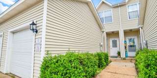 Spacious 2 Bed/2.5 Bath Townhome in POOL CONDO COMPLEX! Gallery 3