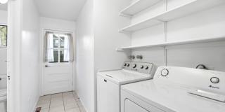 Charming house for rent, with laundry machines included and fenced yard. Gallery 17