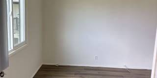 371 N Oak St Gallery 6