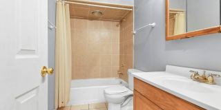 Nice clean 2 bedroom apartment Gallery 15