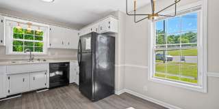 Charming 3 Bedroom Ranch with Large Fenced Yard & Bright Open Living Spaces! Gallery 6