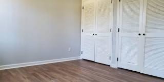 Room in 4 Bedroom Home at N Harrison Ave Gallery 9