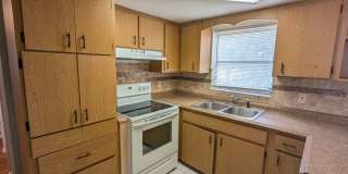 Must See 3/2/1 over 1000sf with tile/laminate floors, fresh paint, fenced yard and large living room!! Must See 3/2/1 over 1000sf with tile/laminate floors, fresh paint, fenced yard and large living room!! Gallery 8