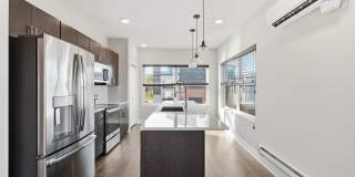 Stylish Midtown townhouse with stunning city views! Gallery 27