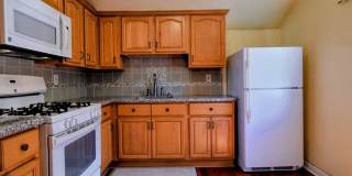 Charming 1bd Secon Floor Duplex w/Off-Street Parking & Accepting Cats! Gallery 1