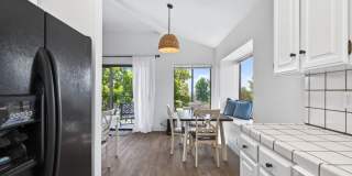 2 Bedroom Condo for Rent in Redding CA | Pool, Spa, Fireplace, Balcony Gallery 16