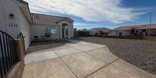 Spacious 3-Bed Home on Large Corner Lot with Boat-Deep Garage & Views Gallery 6