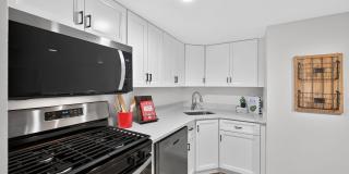 1533 NORTHGATE Square Gallery 1