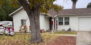 2 Bedroom, 1 Bath Home for Rent on a HUGE Lot! Gallery 1