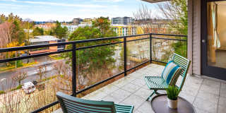 Spacious Condo on Main St. Bellevue!! Gallery 13