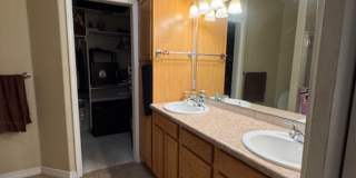 Bright & Spacious 2-Bed Townhome in great neighborhood with attached 2-car Garage! Gallery 8