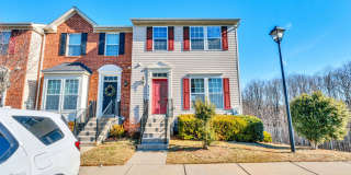 Charming 3 BR + Den Townhouse available now Gallery 1