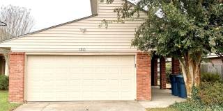 Spacious 3 Bedroom, 2 Bath Home Close to Restaurants & Shopping Centers Gallery 1