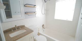 3 Bed / 1 Bath Home w/Sunroom in Midtown Neighborhood! Gallery 16