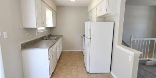 Spacious 3 Bed, 2 Bath Split-Level Duplex with Garage in Lee's Summit! Gallery 5