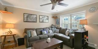 On Bus Route! 2bed/2.5 Bath, Sunny Town House! Gallery 1