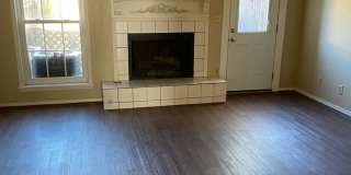 Darling 1 Bed, 1.5 Bath Townhouse with small Fenced Yard! Gallery 10