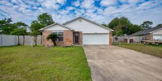Charming 3BR Home with Fenced Yard, Garden Tub & Double Vanity Gallery 3