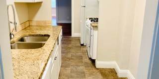 Large 1BD 1BA Apartment with Bonus Area Located in Historic Miller Neighborhood!! Gallery 8