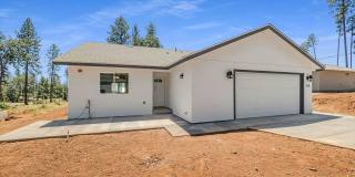 Paradise-Newer construction, 2 bed 2 bath +Bonus room, Garage, fenced yard, RV parking Gallery 1