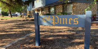 Charming Studio Unit Near Downtown Redmond - The Pines Apartments Gallery 1