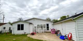 Updated 3-bedroom house with HUGE YARD!! Gallery 4