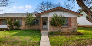 Spacious 3BR Duplex Less Than 1 Mile from Texas State University Spacious 3BR Duplex Less Than 1 Mile from Texas State University Gallery 1