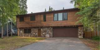 4 bedroom / 2 car garage / small dog on approval Gallery 1