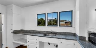 Castro/Eureka Valley: Top Floor Flat w/ in-unit W/D & Shared Yard Gallery 11
