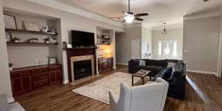 Spacious 4BR Home with Fireplace, Screened Porch & Privacy-Fenced Yard Gallery 4