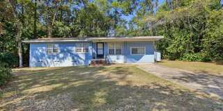 4 Bedroom House with Back Deck Gallery 1