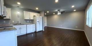 Townhouse with Garage - Minutes from Downtown Rogers Gallery 6