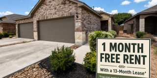 1 Month Free rent with a 13 Month Lease /  Walk to Gruene/  Fridge Inculded / No Carpet / CISD Gallery 1