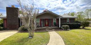 Gorgeous 3/2 Brick Home in Marianna with Bonus Room, Shed, and Fenced Back Yard! Gallery 1