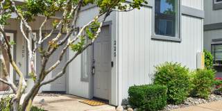 2 Bedroom Condo for Rent in Redding CA | Pool, Spa, Fireplace, Balcony Gallery 4