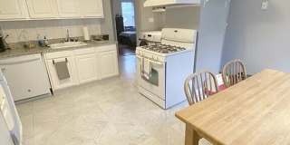 Nicely updated 3 bed unit with in unit laundry! Gallery 7