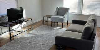 Room in 6 Bedroom Home at Oak Park Rd Gallery 4