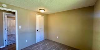 Pet-Friendly 4 Bedroom Home with Fenced Yard & Air Conditioning Gallery 31